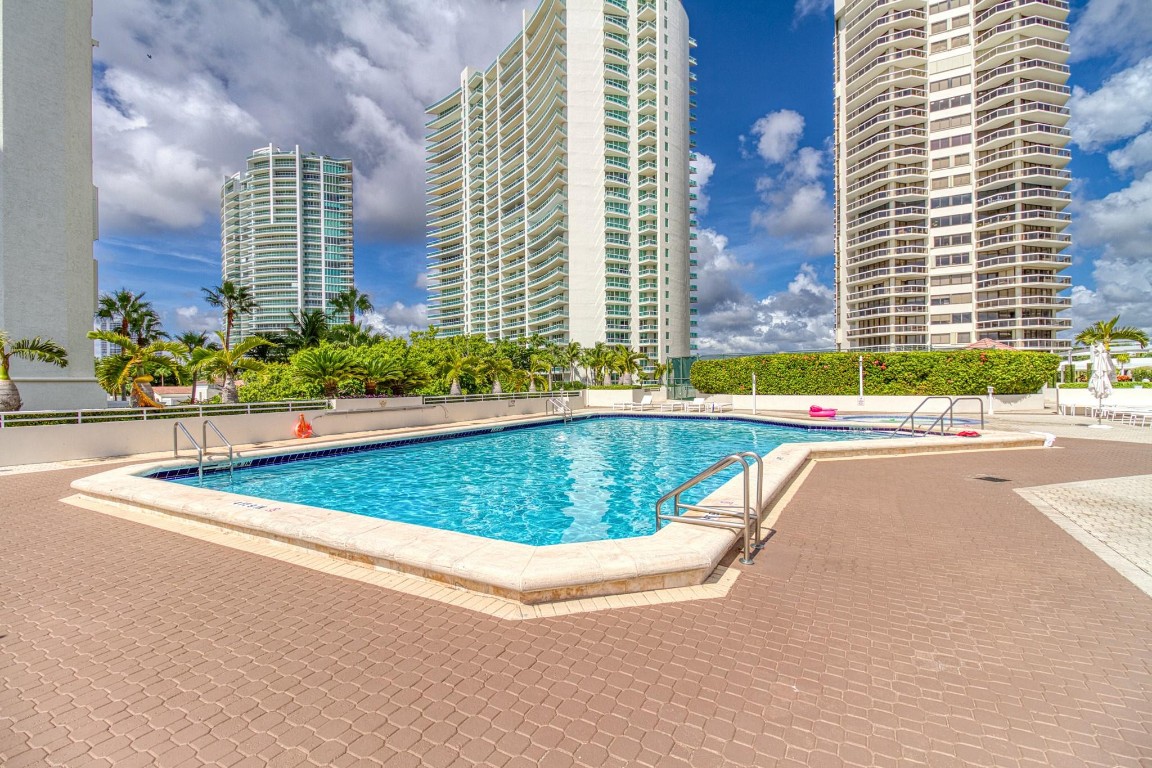 The Landmark Club Condo - Residential