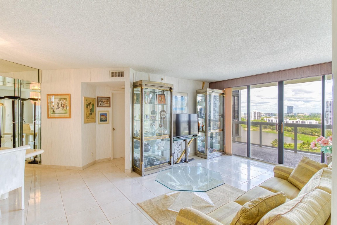 The Landmark Club Condo - Residential