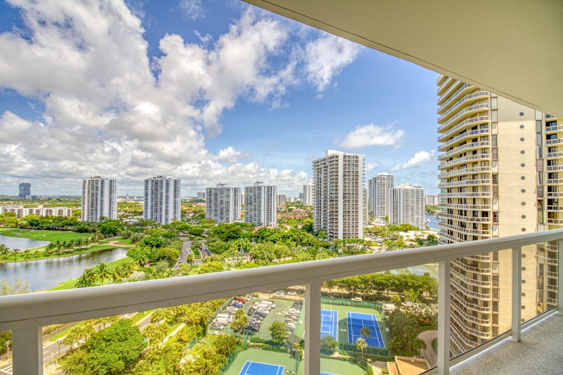 The Landmark Club Condo - Residential