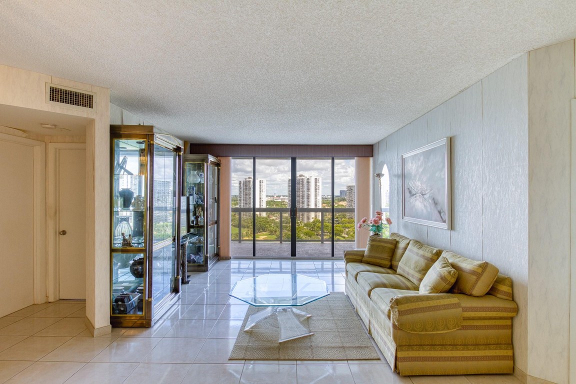 The Landmark Club Condo - Residential