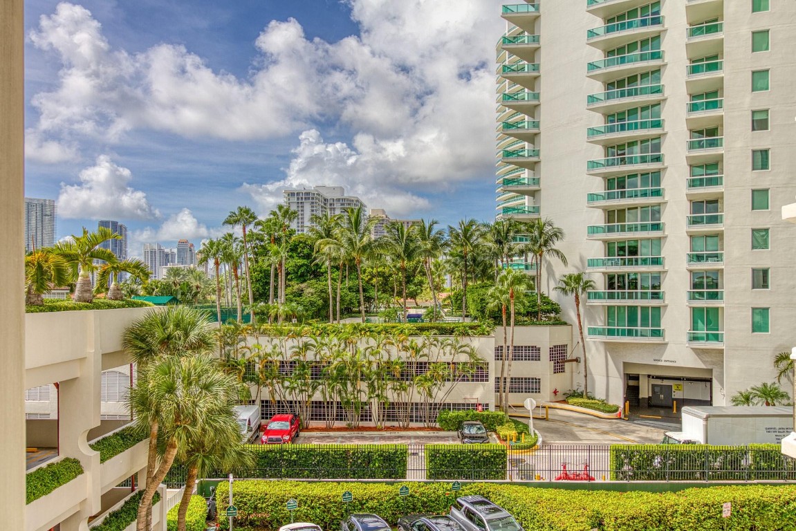 The Landmark Club Condo - Residential