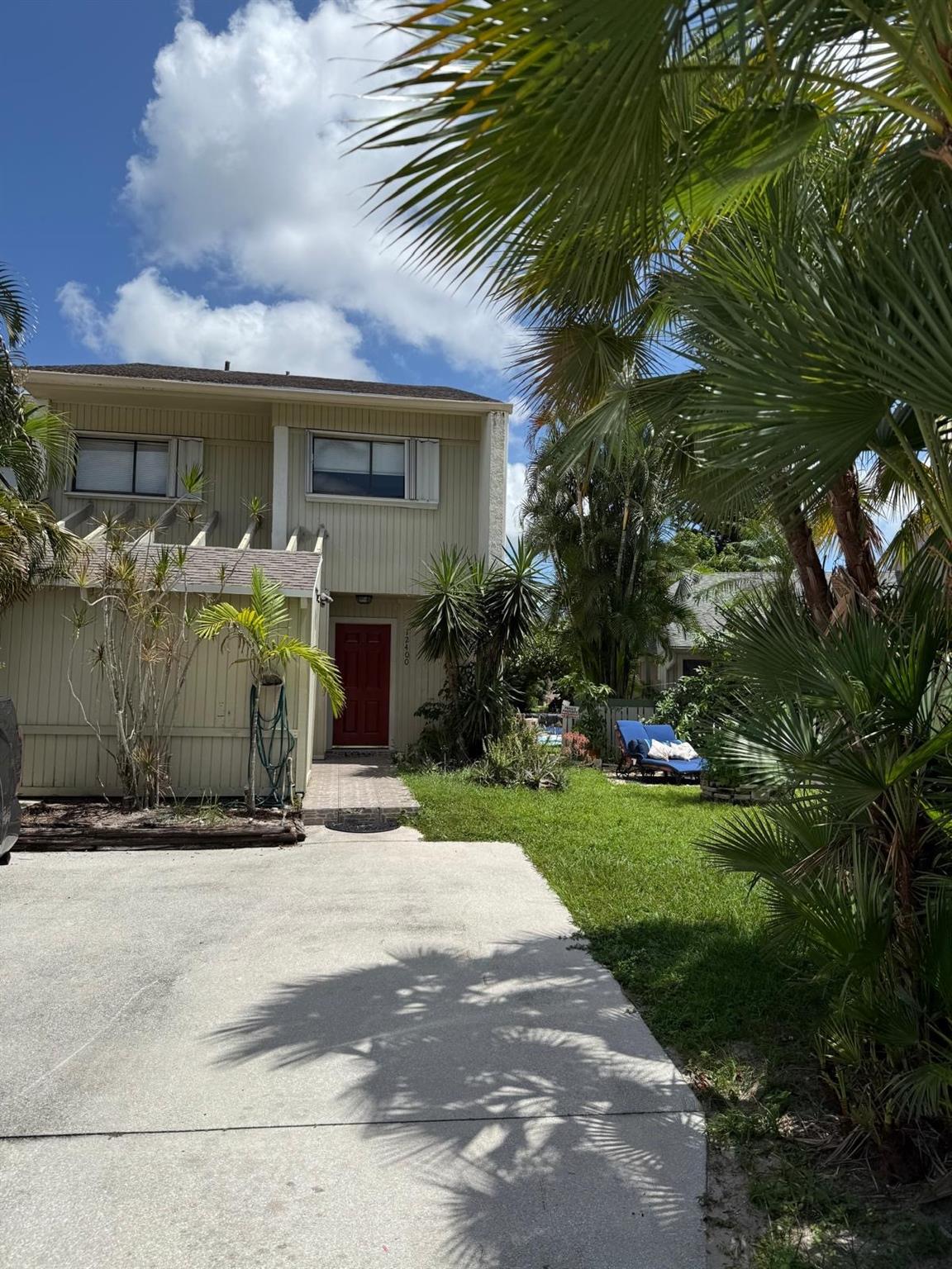 RENTERS!! Come check out this beautiful townhouse located in Wellington. Near by retail stores Wellington green mall , and much more. School area has great ratings 3 bedroom 2 bath and half. .. enjoy the balcony and patio with lake view. Enjoy avocado and mango tree on property!