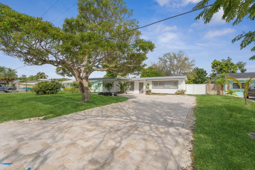 Photo of 921 NW 8th Avenue, Boynton Beach, FL 33426 (MLS # R10965977)