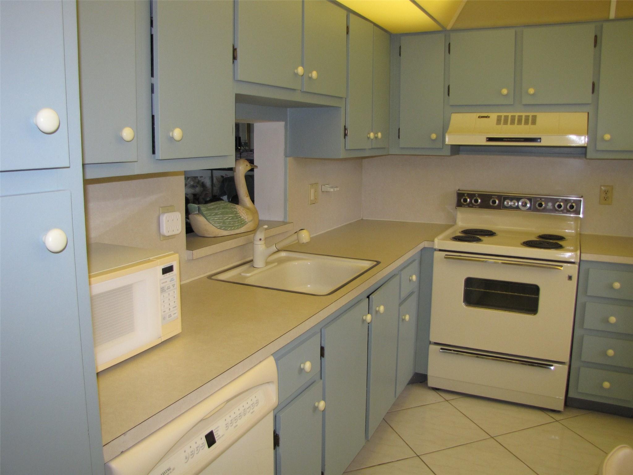 MEADOWBROOK LAKES CONDO - Residential