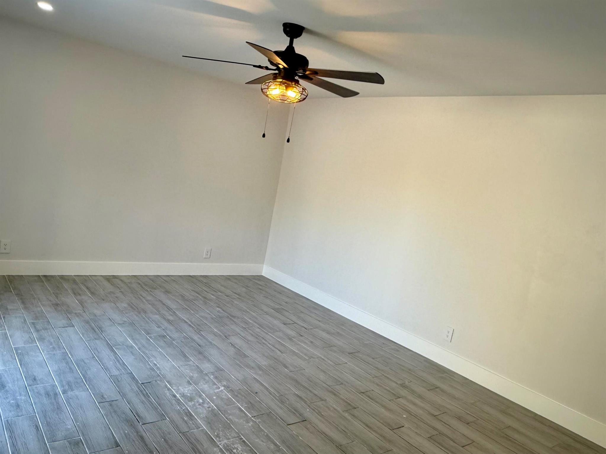 View photos, virtual tours, details... 2717 SE 27th Way