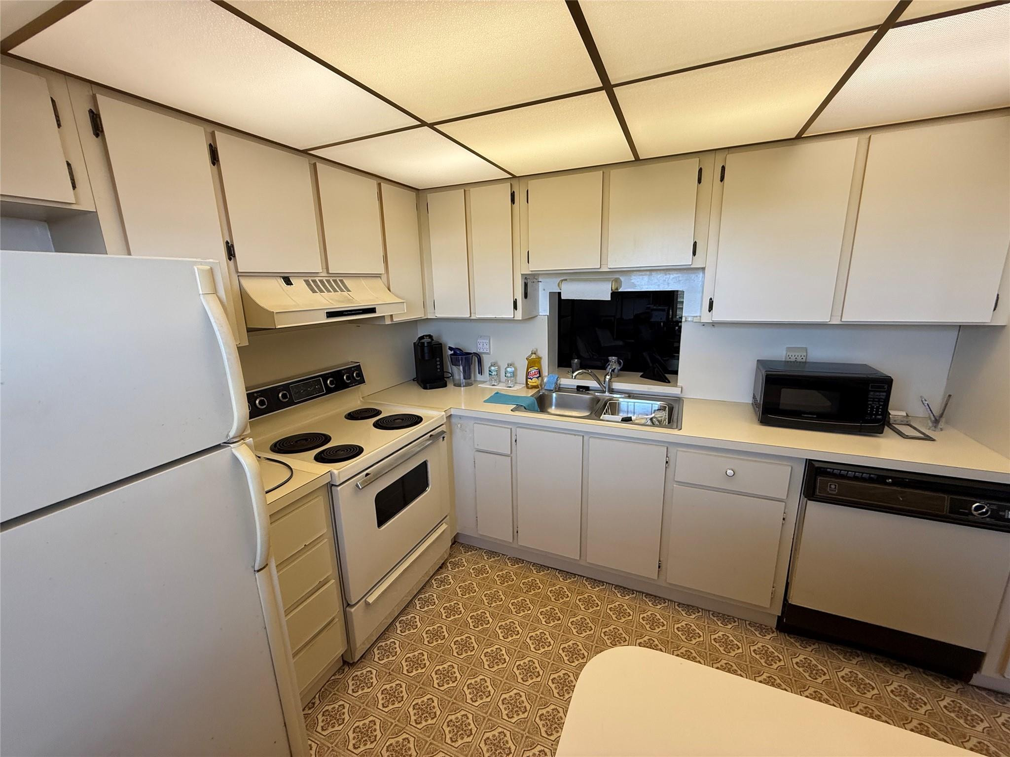 MEADOWBROOK LAKES VIEW - Residential