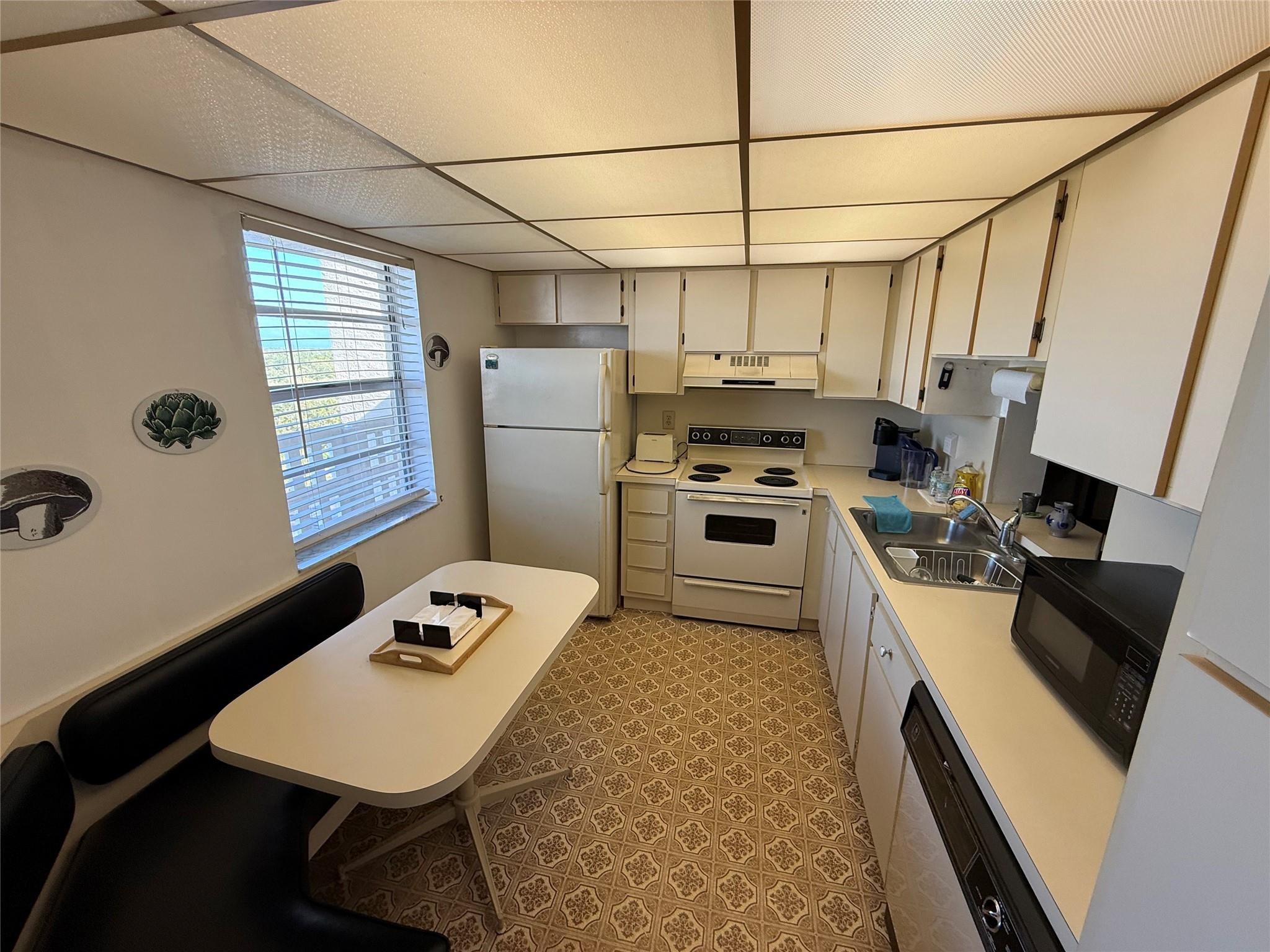 MEADOWBROOK LAKES VIEW - Residential