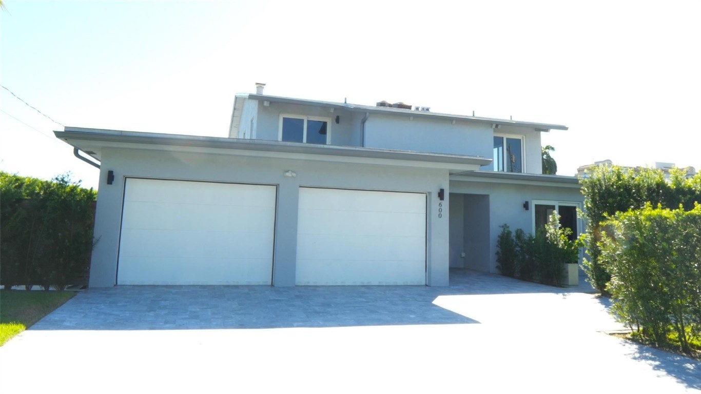 600 N Victoria Terrace