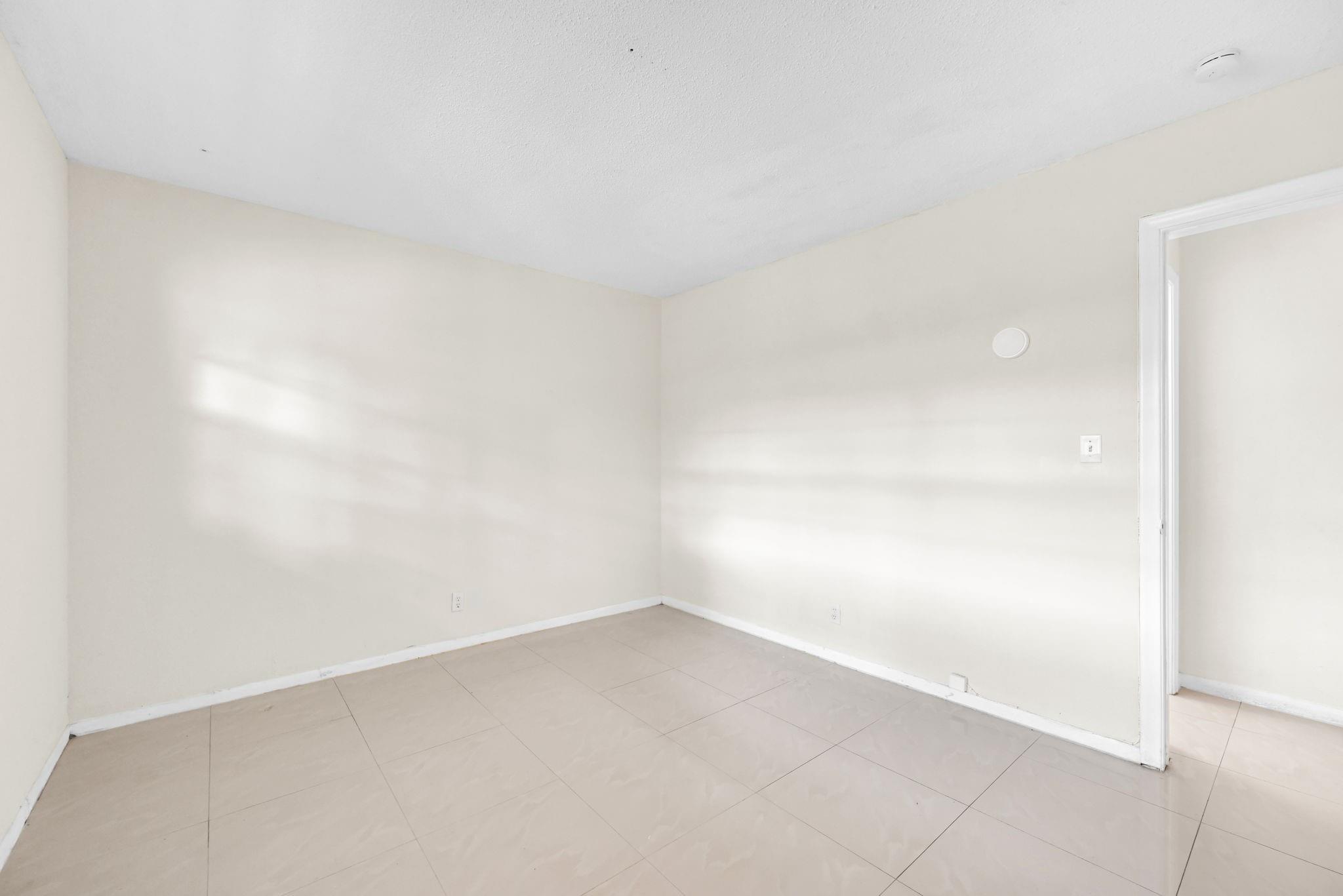 Lakeside Manor North Cond - Residential Lease