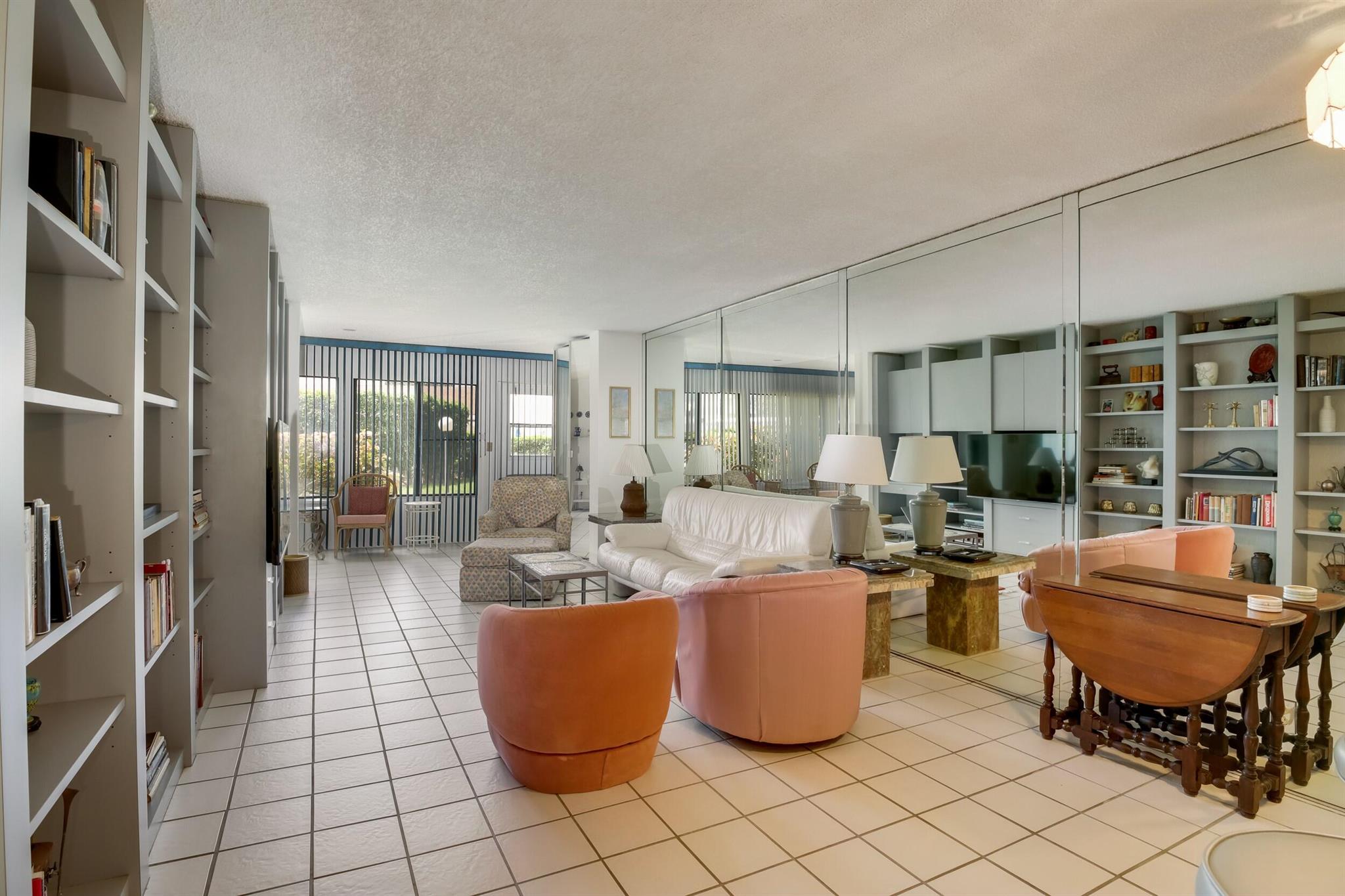 3154 Via Poinciana 116