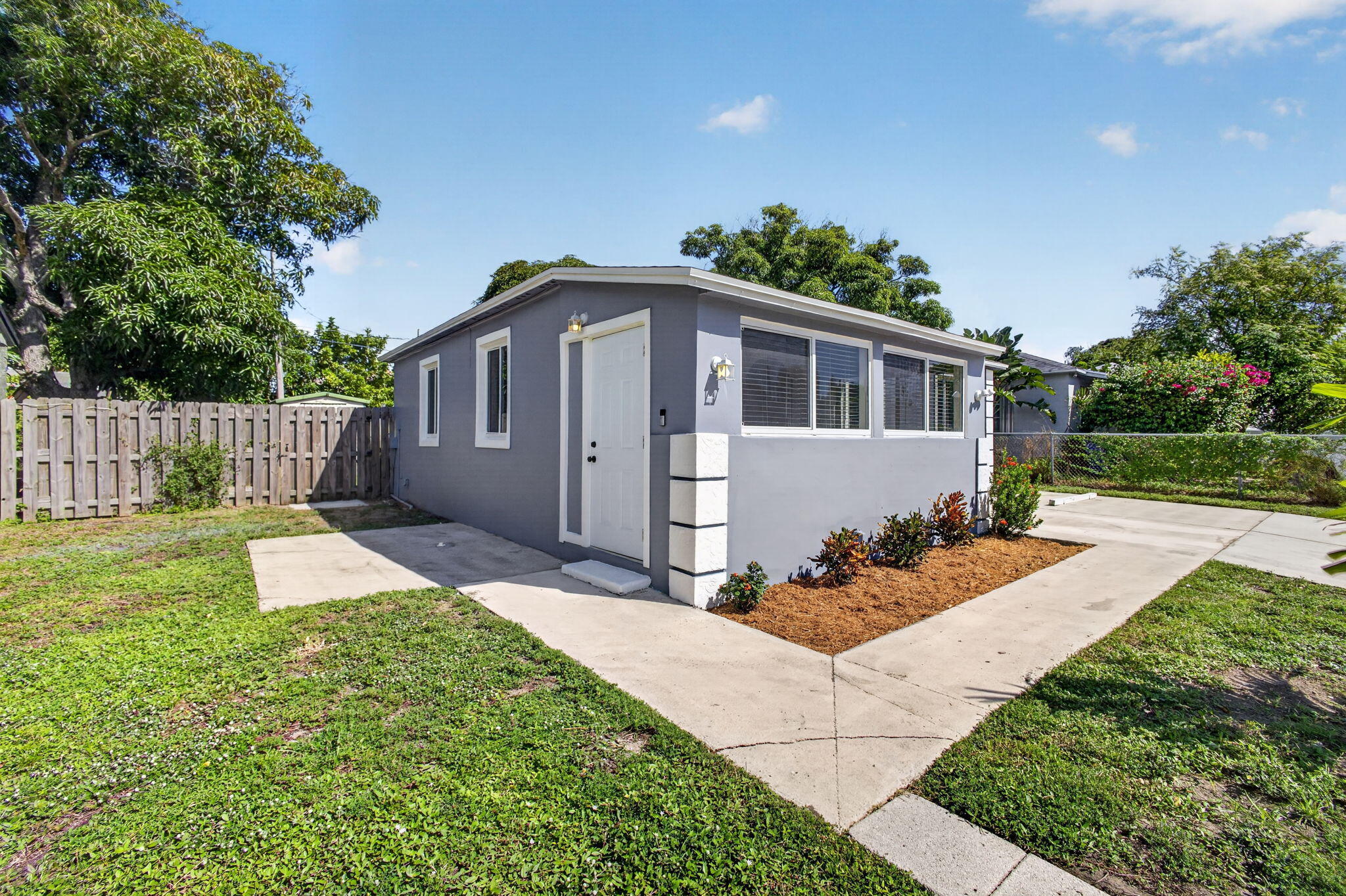 840 W 2ND Street