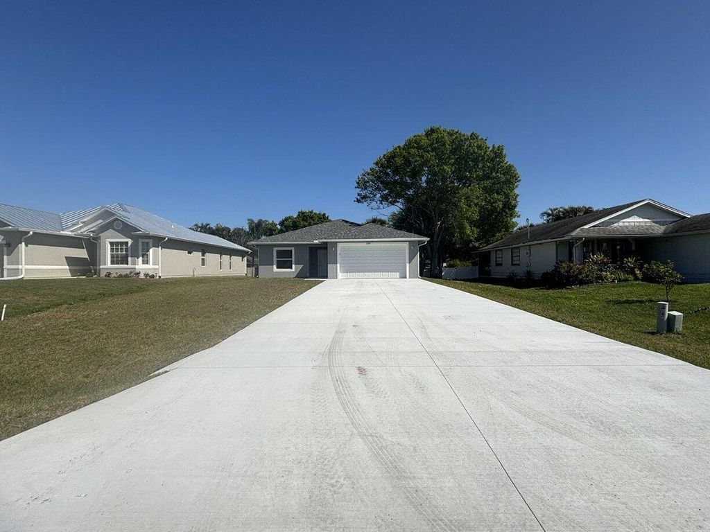 Photo of 1330 28th Ave, Vero Beach, FL 32960 (MLS # B26000374)