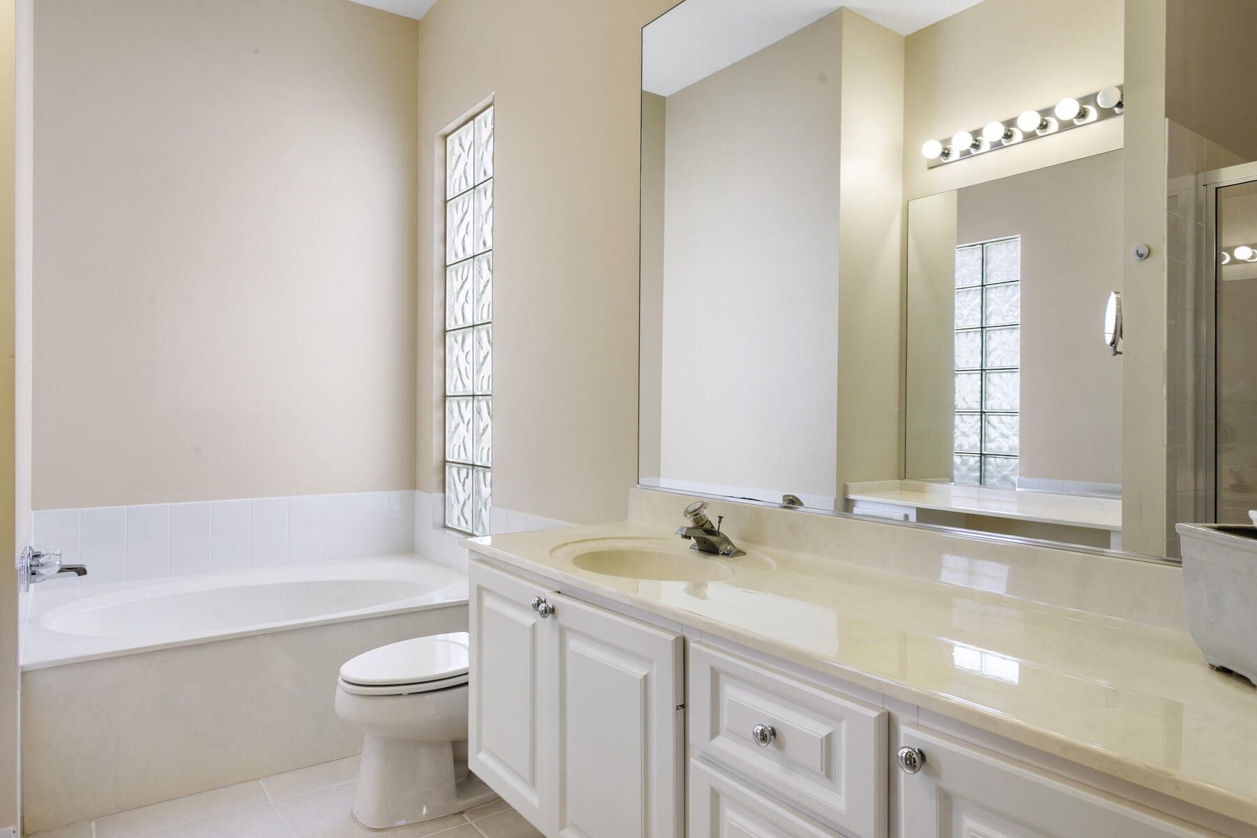 RIVERWALK 13 - Residential