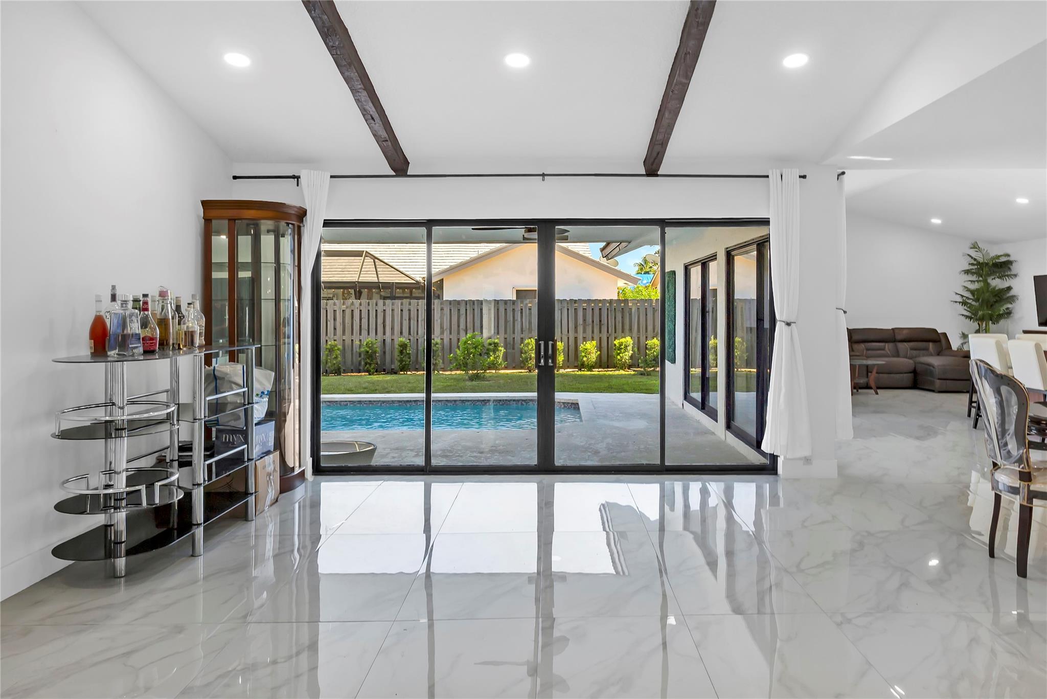 7022 NW 39th St
