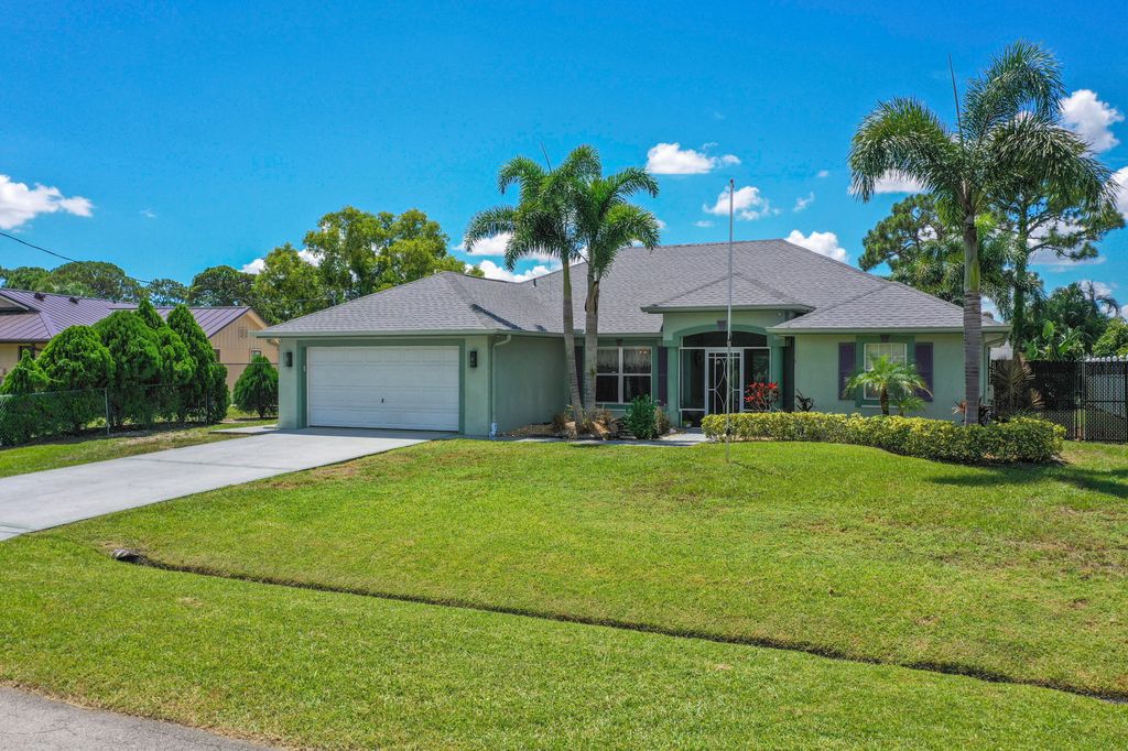 Photo of 482 SE Evans Avenue, Port Saint Lucie, FL 34984 (MLS # R11116916)
