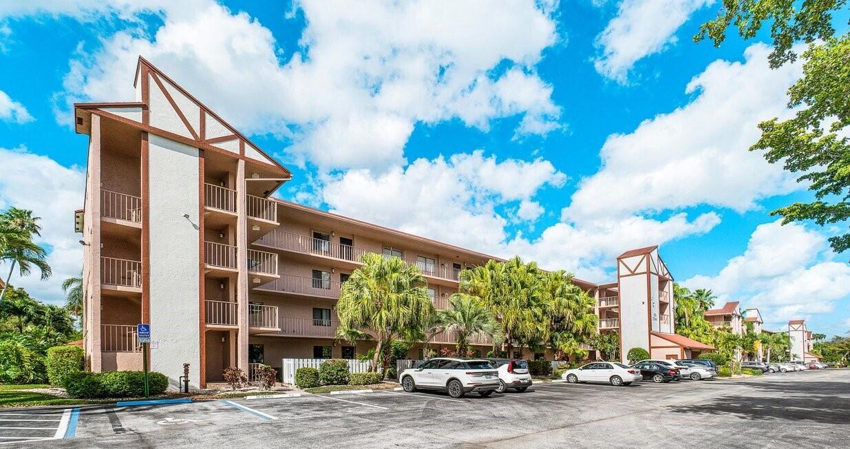 1ST FLOOR CORNER 2 BR 2 BA 1080 SF 55+ CONDO. PARK OUTSIDE THE FRONT DOOR. EXTRA WINDOW IN EACH BEDROOM. EXTRA 2 FT ON ENCLOSED COVERED PATIO. 18'' DIAGONAL TILE. DISHWASHER IS 3 YEARS OLD. STEPS FROM THE SATELLITE POOL, GRILLS, & SHUFFLEBOARD. CLOSE TO THE CLUBHOUSE, TENNIS & PICKLEBALL COURTS. LUSHLY LANDSCAPED COMMUNITY WITH LAKES THROUGHOUT. NEWLY RENOVATED CLUBHOUSE HAS A 610 PERSON THEATER, HEATED INDOOR POOL, SPAS, SAUNAS, FITNESS CENTER W/CARDIO & WEIGHT ROOMS, & ROOMS FOR MEETINGS, CARDS, LIBRARY, ARTS & CRAFTS, & COMPUTERS. 9 OUTDOOR POOLS, BOCCE, TENNIS, PICKLEBALL, & RACQUETBALL. TURNKEY CONDO MAY BE RENTED ANNUALLY FOR $2100/MO. OR SEASONALLY FOR $3450/MO. CONDO ASSN. REQUIRES A MIN. 181 DAY LEASE. PETS PERMITTED UP TO 50 LBS. CABLE, INTERNET, & WATER INCLUDED.