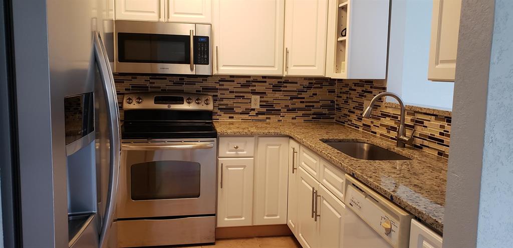 Beautiful and spacious apartment totally remodeled , granite counter tops , stainless steel appliances ,smooth top stove, side by side fridge, over range microwave, lazy Susan and more. Remodeled bathroom with jetted tub .Fantastic view to the garden and lake . in a secluded but centrally location