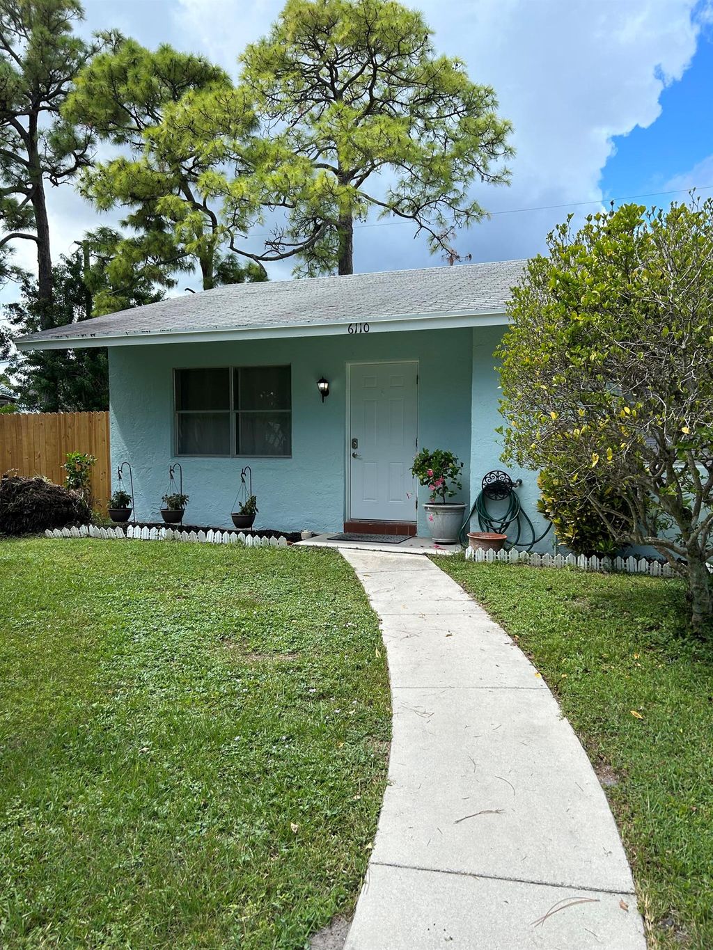 Photo of 6110 Wolfe Street, Jupiter, FL 33458 (MLS # R10920337)