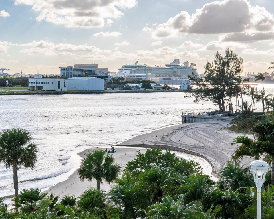Point of Americas II - Residential
