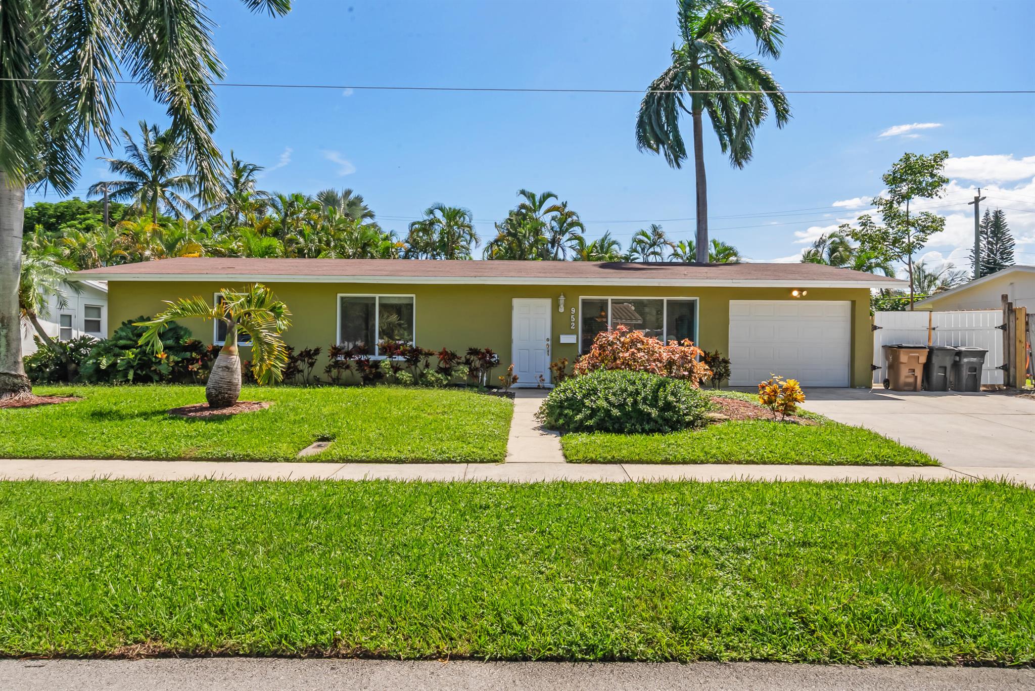 LOCATION!!! LOCATION!! LOCATION! Cull-de-sac street in ''The Cove'' neighborhood. Fully fenced yard, freshly painted inside. Open floor plan 3BD/2BA w/1 car garage. 10 mins drive to I-95 or bike to the beach. 3 min drive or walkable to Sprouts Farmers Market grocery store, restaurants & gym.