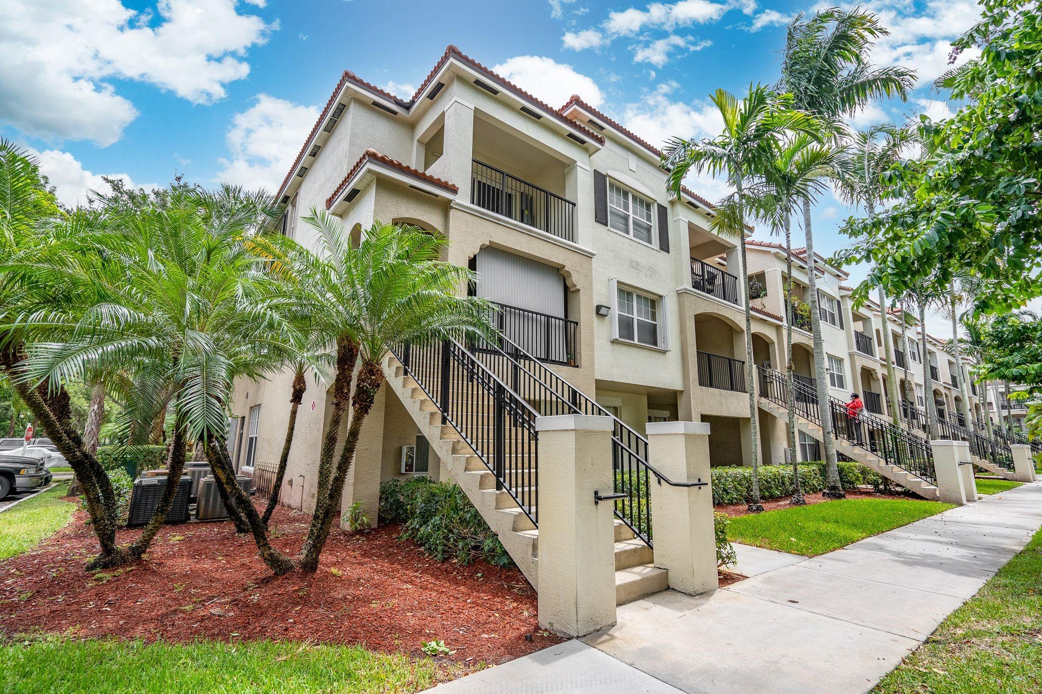 BEAUTYFULLY RENOVATED 2 BEDROOM, 2 BATHROOM IN POINCIANA PLACE. CLOSE TO SHOPS, RESTAURANTS, CASINO, AND CLOSE TO SAWGRASS EXPRESSWAY AND TURNPIKE.