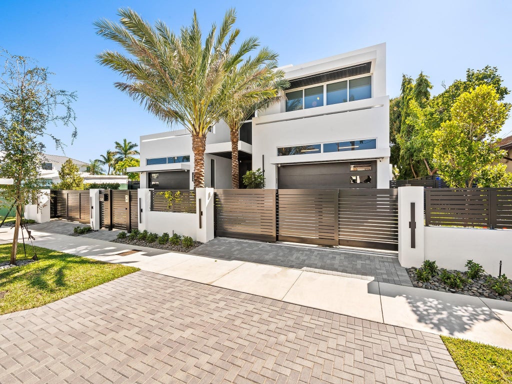 Photo of 1528 SE 11th Street, Fort Lauderdale, FL 33316 (MLS # B26039156)