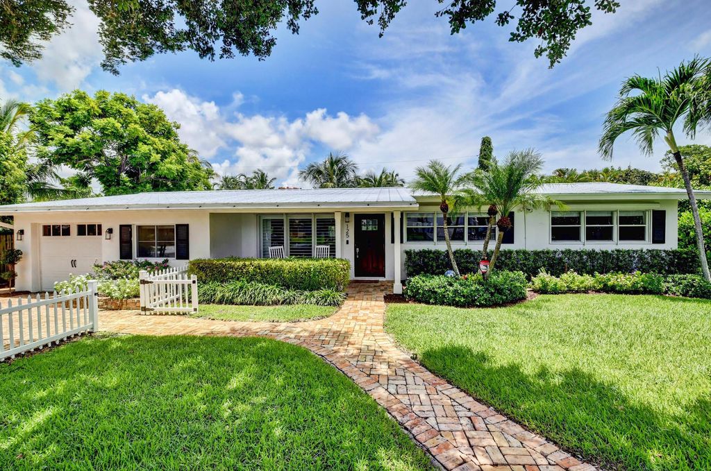 Photo of 125 NE 17th Street, Delray Beach, FL 33444 (MLS # R11025060)