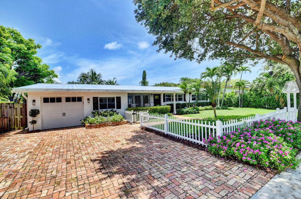 Photo of 125 NE 17th Street, Delray Beach, FL 33444 (MLS # R11025060)