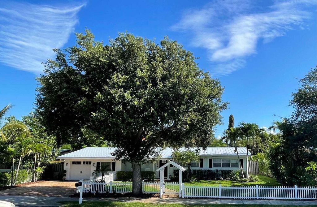 Photo of 125 NE 17th Street, Delray Beach, FL 33444 (MLS # R11025060)
