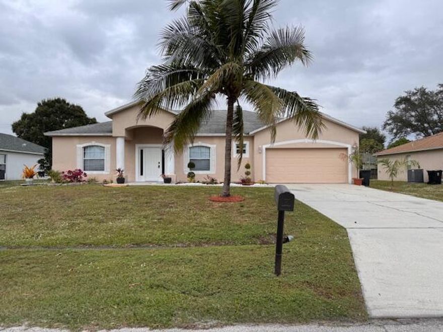 Perfect home with a lot of room to roam a  5 bedrooms and 3 baths this triple split home is Located close to interstates, shopping, restaurants, beaches and more. b 1 dog allowed 35 LBS or under.   Please use Https://apply.link/wizgGpE