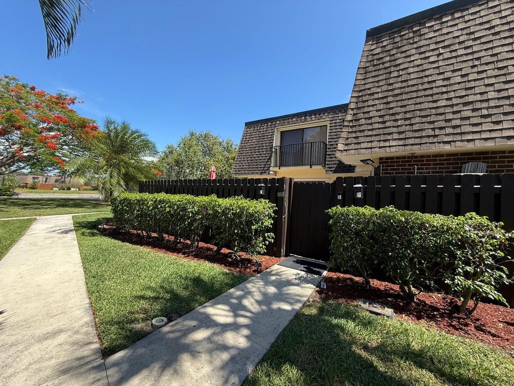 Photo of 2911 SW 22nd Circle #37A, Delray Beach, FL 33445 (MLS # F10507641)