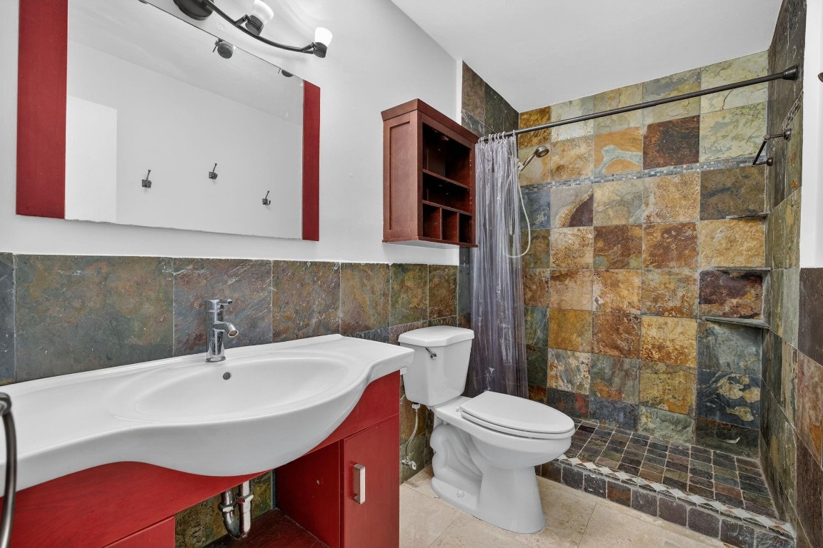 Caravel Condominium - Residential