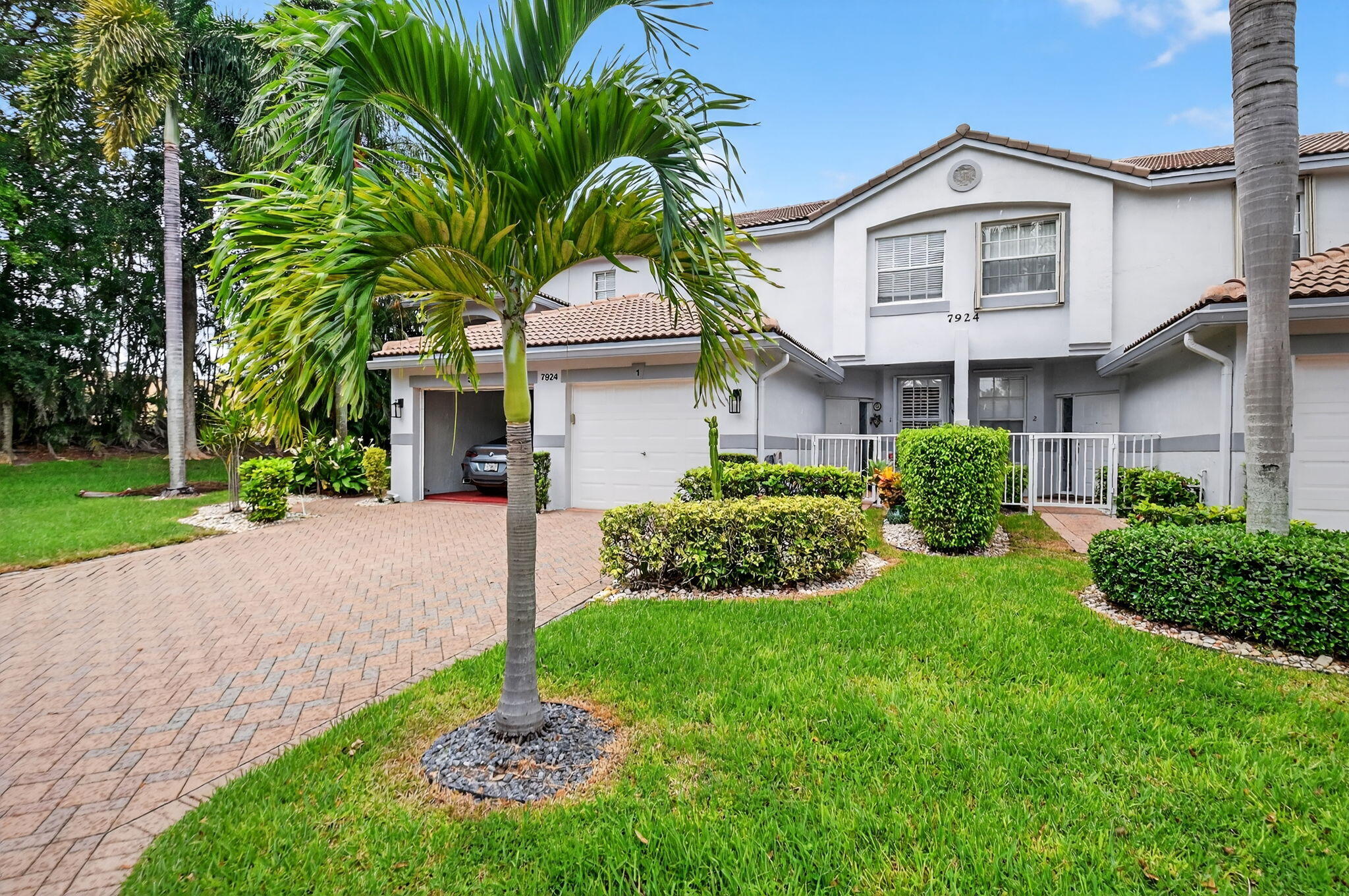 Beautifully Decorated Lakeview Condo! Meticulously Maintained, Resort-Style Amenities, Prime Location. Features an enclosed screened lanai, stylish vinyl flooring, and meticulous upkeep. Enjoy resort-style amenities: renovated clubhouse, heated/chilled saltwater pool, fitness center, pickleball, tennis, shuffleboard, putting green, bocce, library, billiards, and more. 24-hour manned gate. The Grove offers prime location near shopping, medical, and cultural venues. Florida living at its finest!