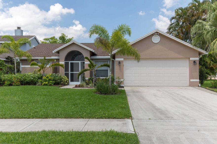 Beautifully renovated 3 bedroom/2 bath turnkey home ready for your seasonal needs! Spacious fenced in back yard right on the lake with its own private dock. Just minutes away from WEF, IPC and Global Dressage!