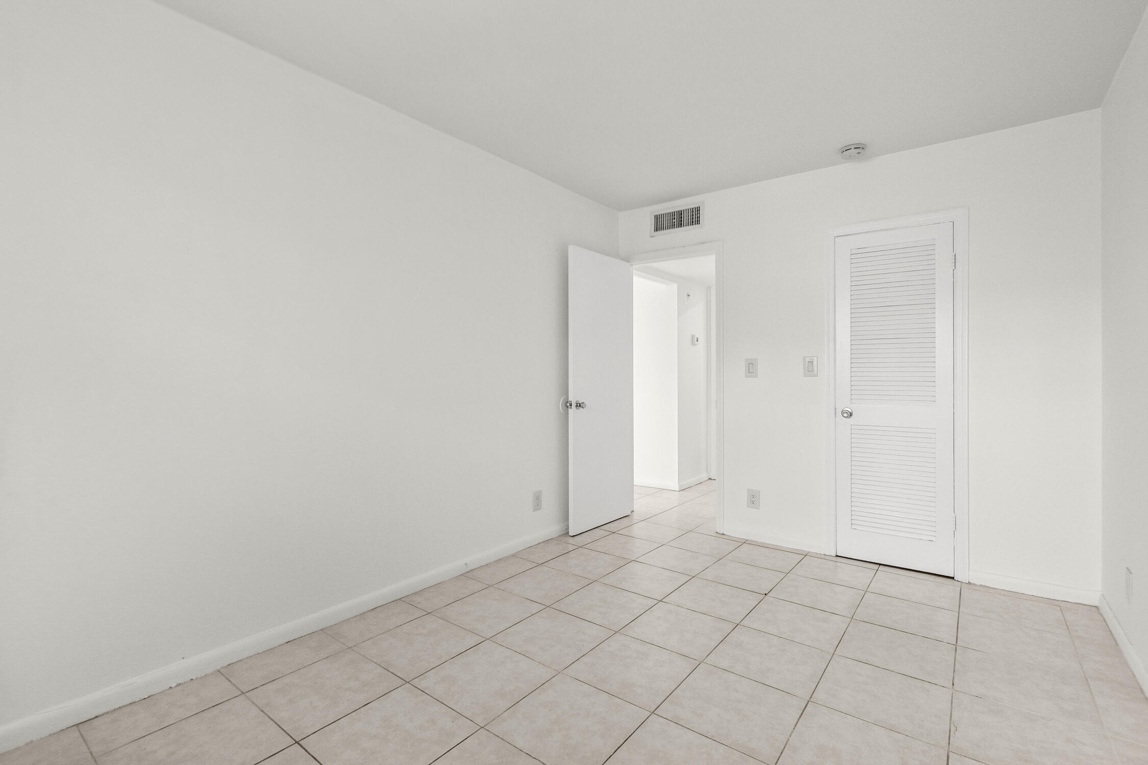 COUNTRY CLUB VILLAGE SEC E - Residential Lease