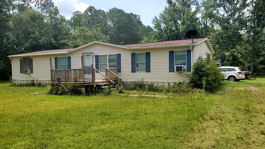 Mobile home sitting on 5.010 acres just 7 miles from San Agustin historic town and also minutes from the beaches. The property already has a septic tank and water and electricity. excellent for investors the mobile home is rented until june 2023. The tenants can stay or move from the property.