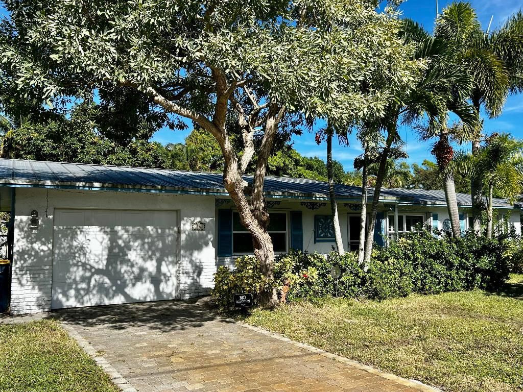 Photo of 1661 SE 14th Street, Stuart, FL 34996 (MLS # R11147841)