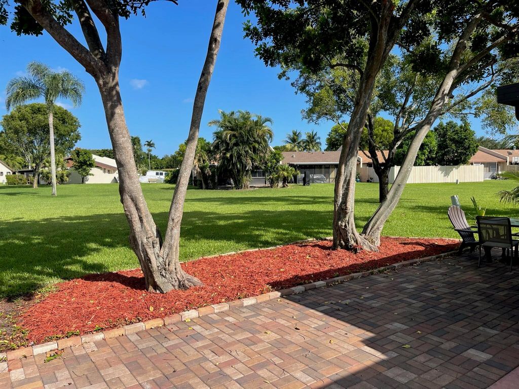 Photo of 30 Kensington Lane, Boynton Beach, FL 33426 (MLS # R10933677)