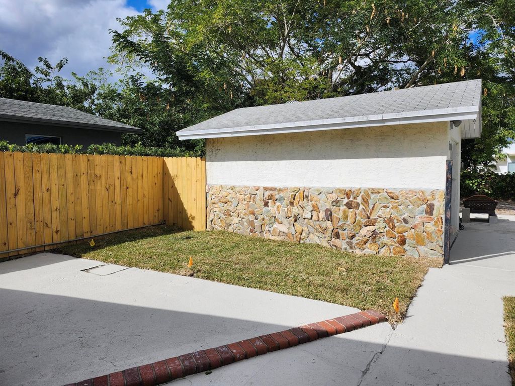 Photo of 953 NE 34th Street, Oakland Park, FL 33334 (MLS # F10548985)