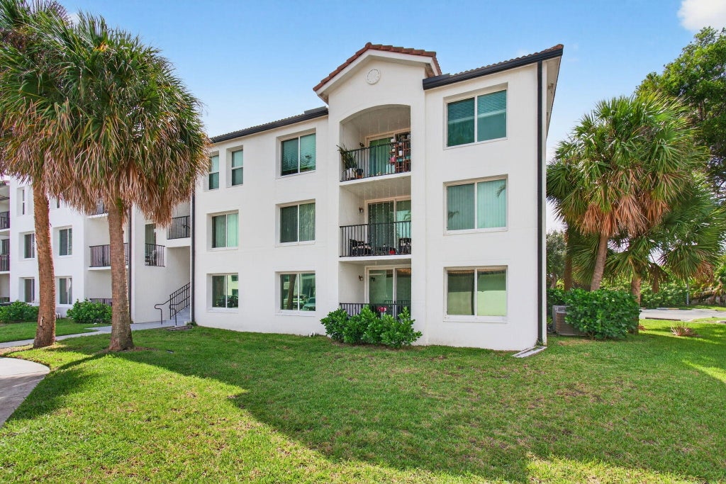 Photo of 1202 Villa Circle, Boynton Beach, FL 33435 (MLS # R11128161)