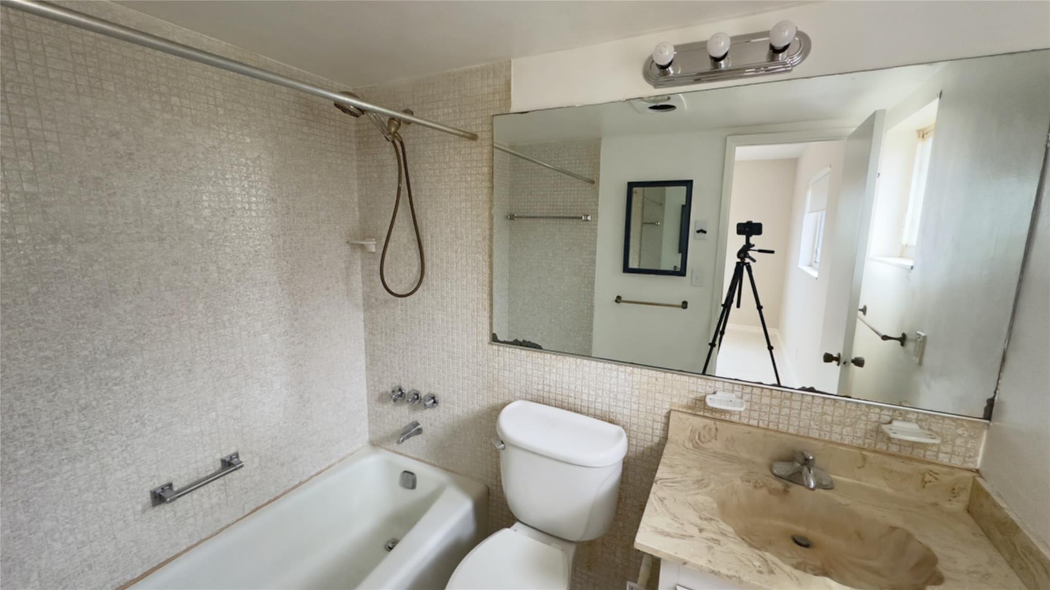 Barcelona North Condomini - Residential