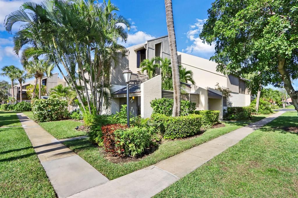 Photo of 1605 Us Highway 1 #6g, Jupiter, FL 33477 (MLS # R10861446)