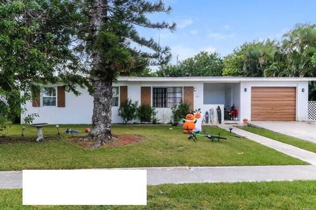 Photo of 121 SE Solaz Avenue, Port Saint Lucie, FL 34983 (MLS # R10766957)