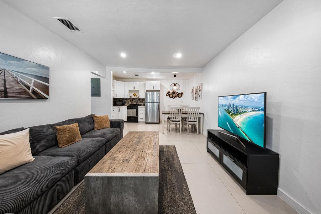 Photo of 1211 NE 15th Avenue, Fort Lauderdale, FL 33304 (MLS # R11074629)