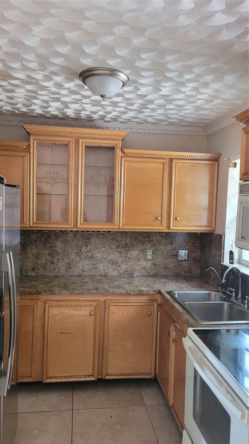1800 Lauderdale Manor Dr
