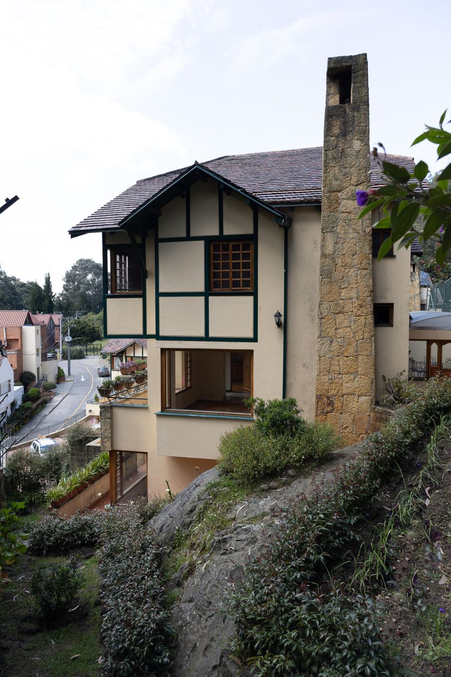 Spacious residence in Conjunto Residencial Solvang, Bosque de Pinos, Bogotá D.C., offering approximately 3,552 total sqft and 2,853 sqft of living area. Built in 1991, this home features 3 bedrooms, loft, and 6 bathrooms, including a 60 sqm primary suite with walk-in closet and jacuzzi. Wood floors in bedrooms and marble in social areas. Separate living and dining rooms, gym area, terraces with city and mountain views. Listed at approximately USD equivalent based on COP 1,500,000,000 at an estimated exchange rate of 4,000 COP per USD.