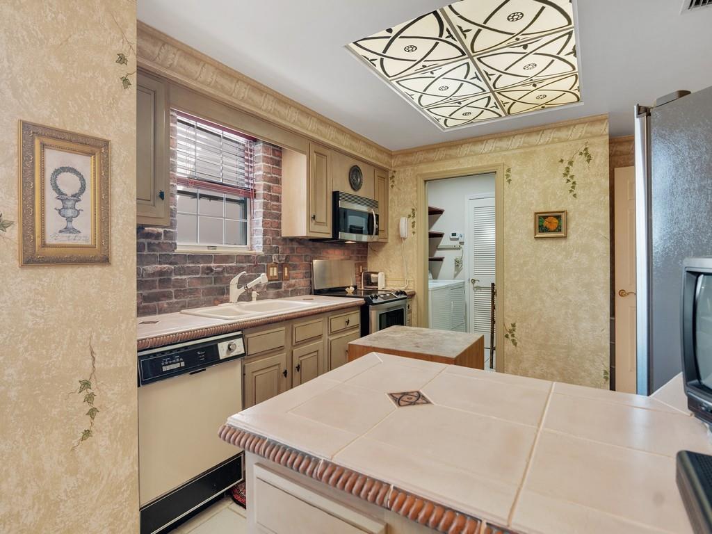 Victoria Condo - Residential