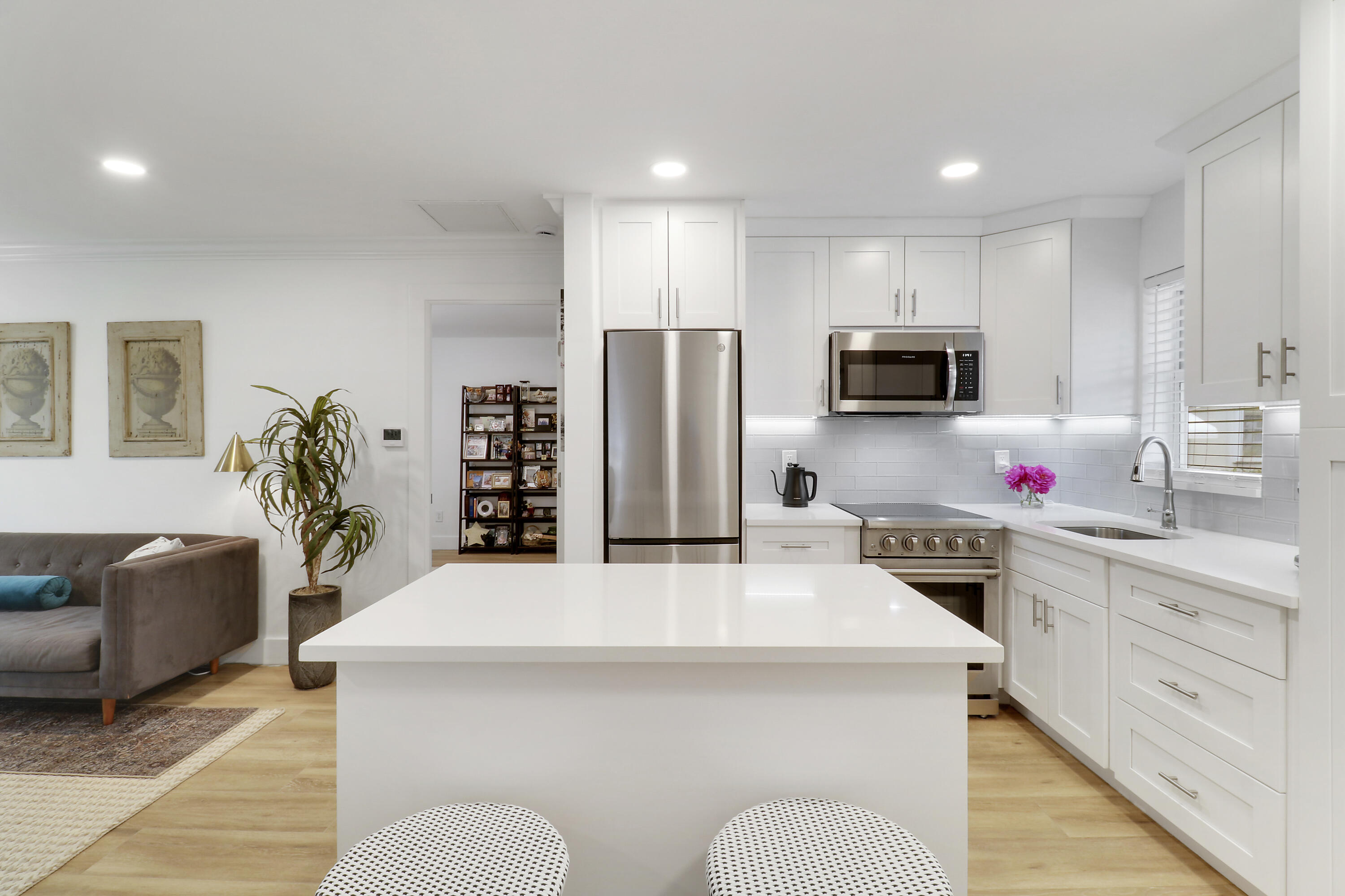 MERIDIAN CONDO 1 - Residential