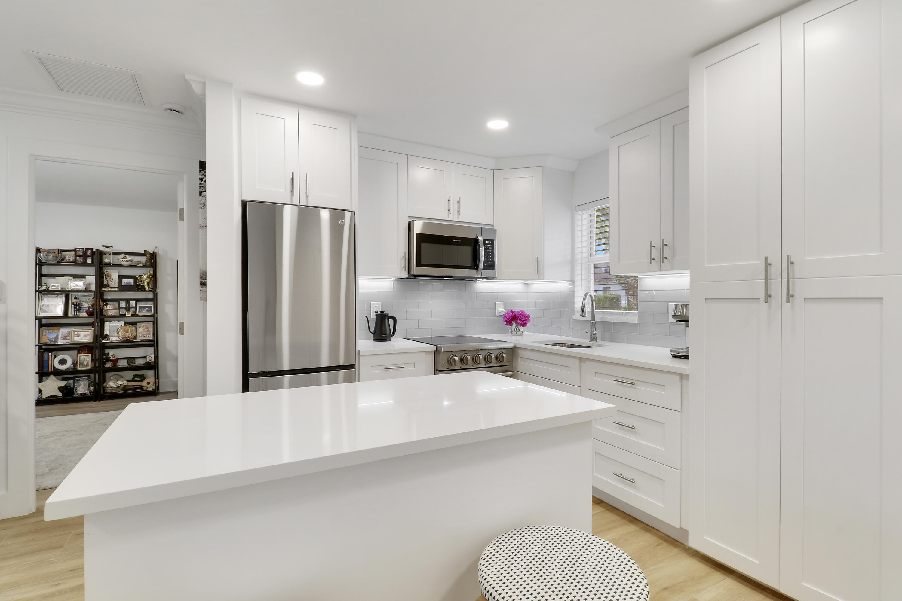 MERIDIAN CONDO 1 - Residential