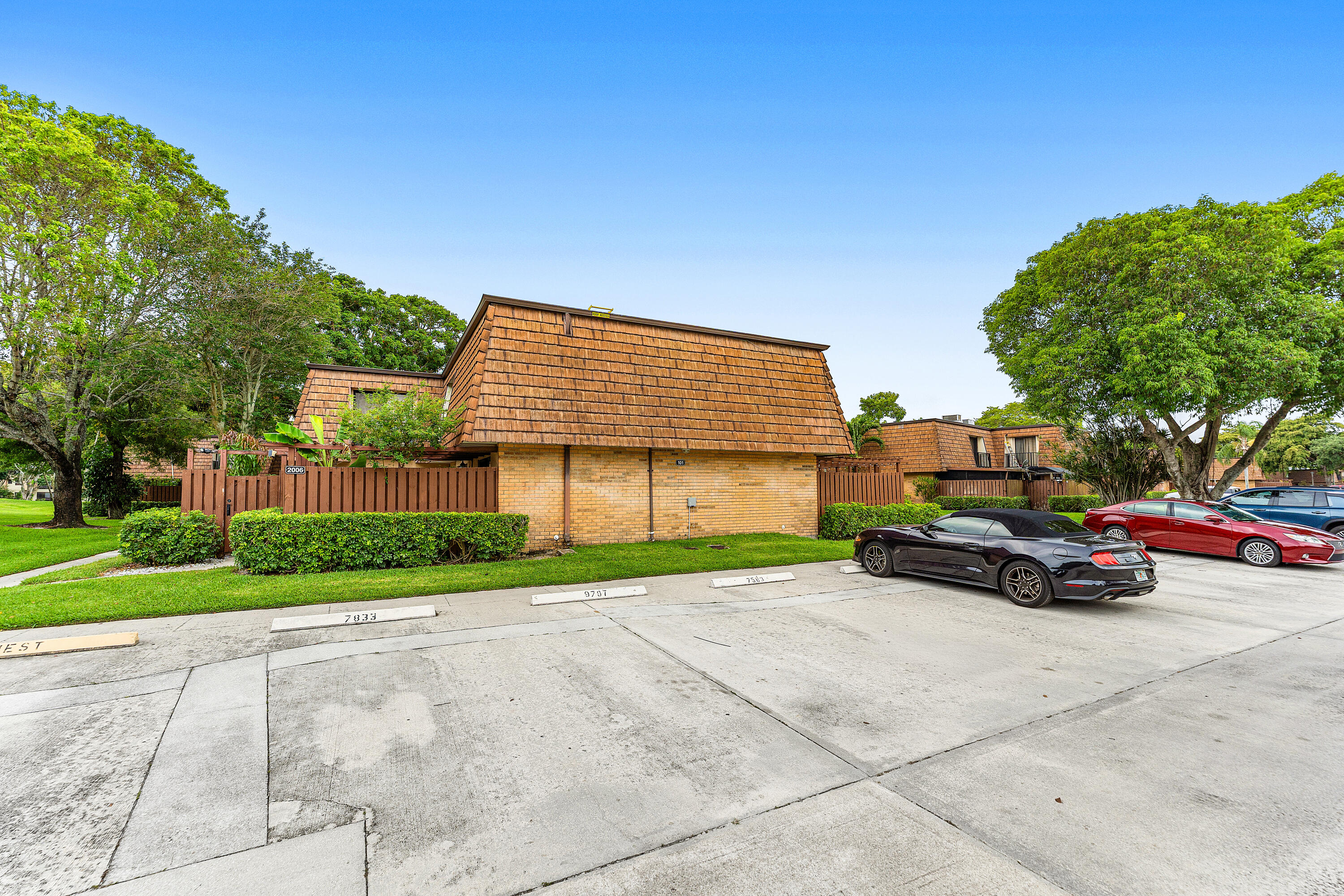 SHERWOOD LAKES - Residential